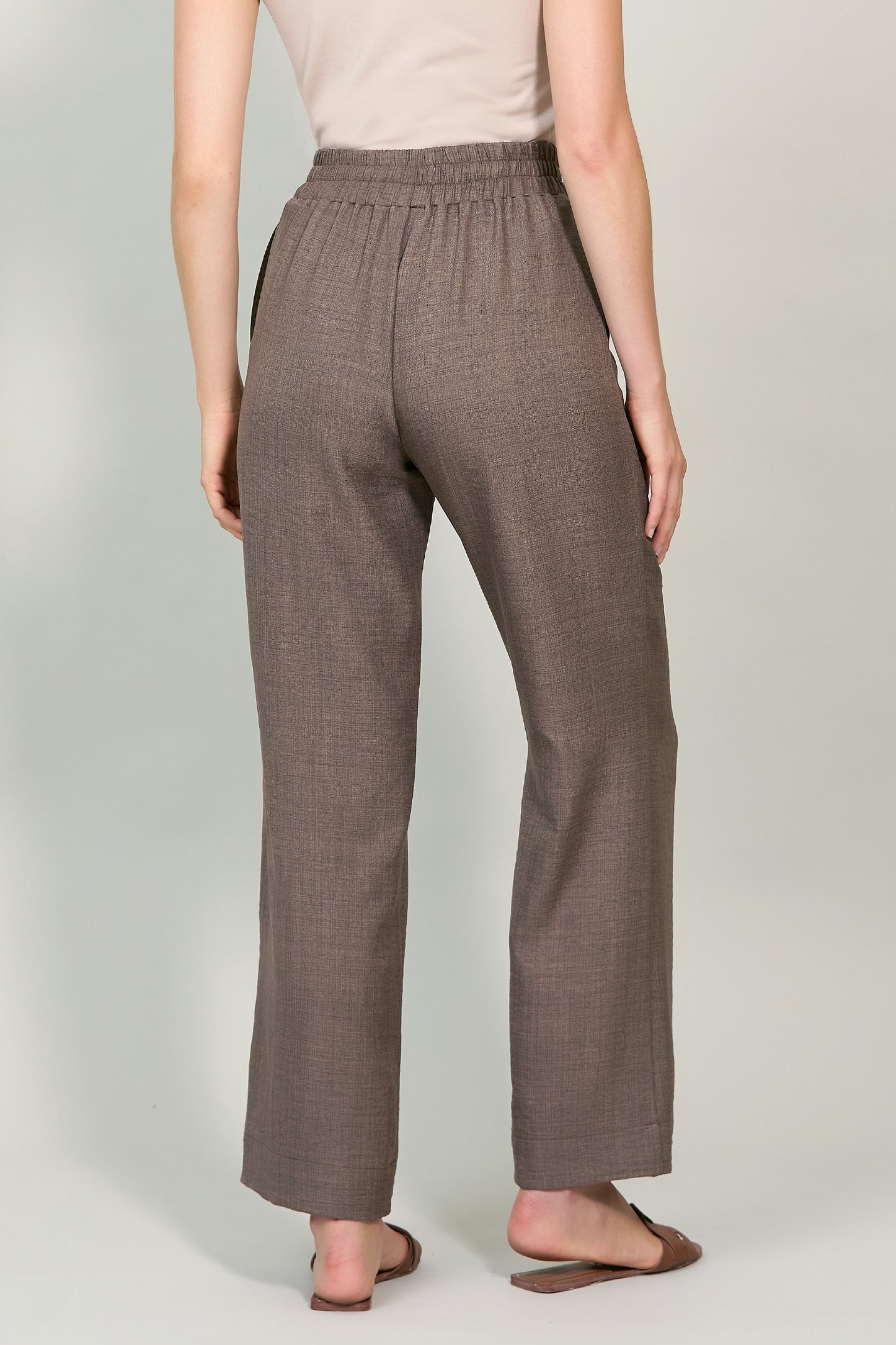 Pantalón amplio con resorte en pretina, bolsillos 251041