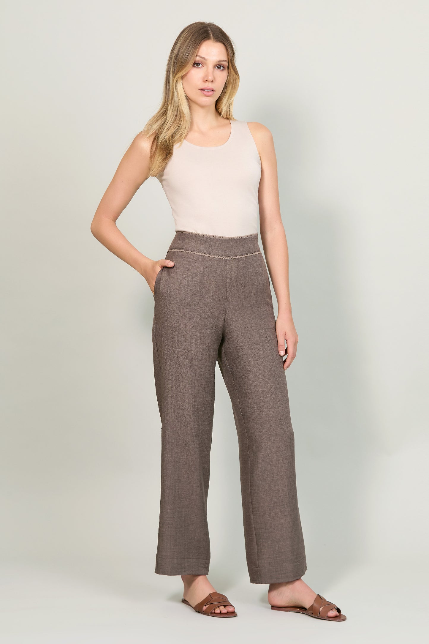 Pantalón amplio con resorte en pretina, bolsillos 251041