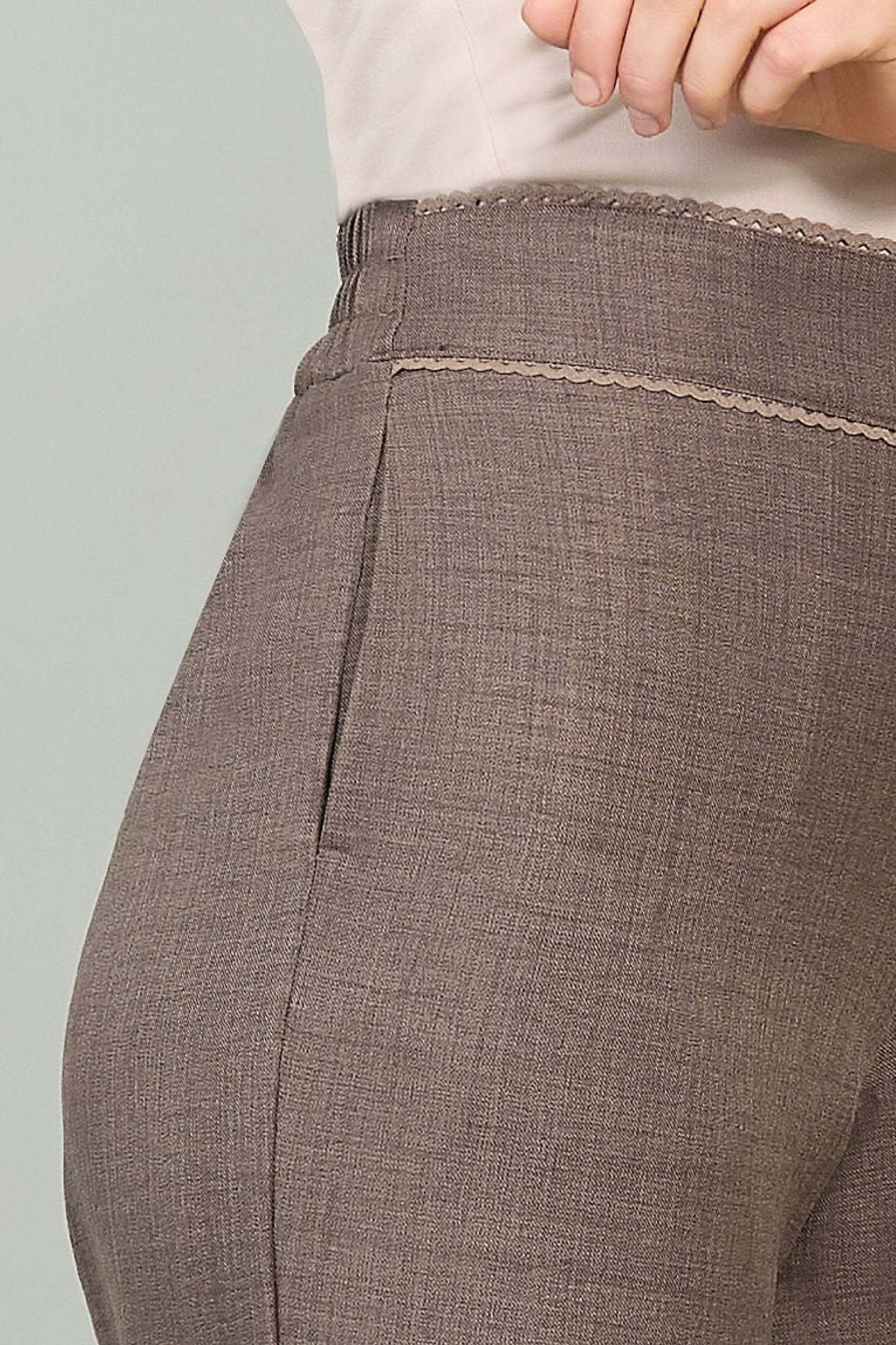 Pantalón amplio con resorte en pretina, bolsillos 251041