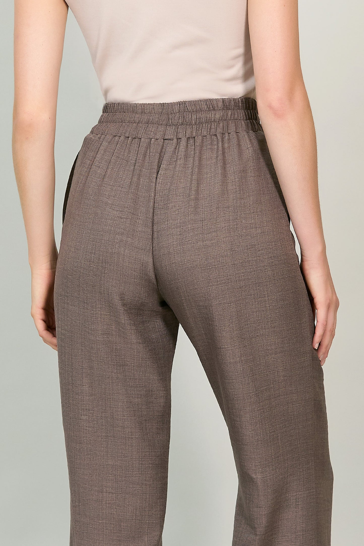 Pantalón amplio con resorte en pretina, bolsillos 251041