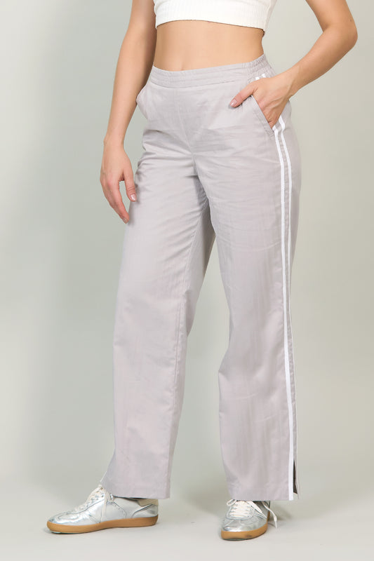 Pantalón tipo cargo con franjas en costados 251044
