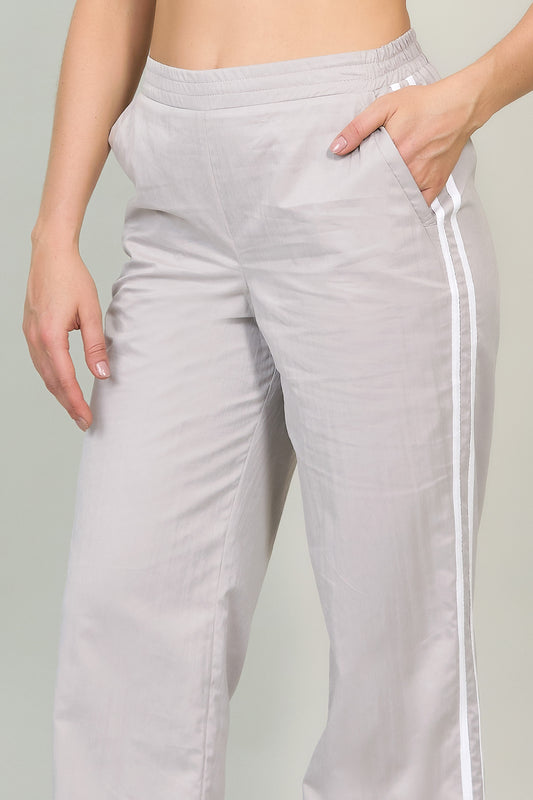 Pantalón tipo cargo con franjas en costados 251044