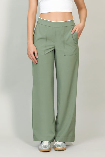 Pantalón tipo cargo con elástico en cintura 251045