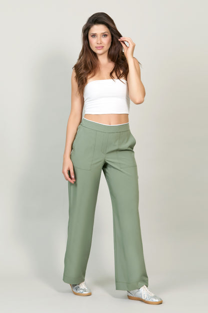 Pantalón tipo cargo con elástico en cintura 251045