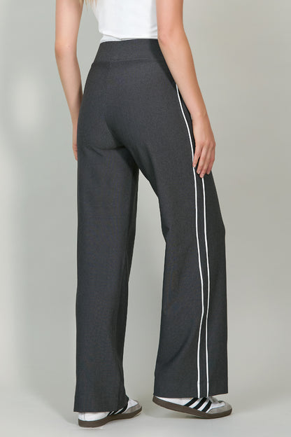 Pantalón tipo pants con franjas en costados 251055