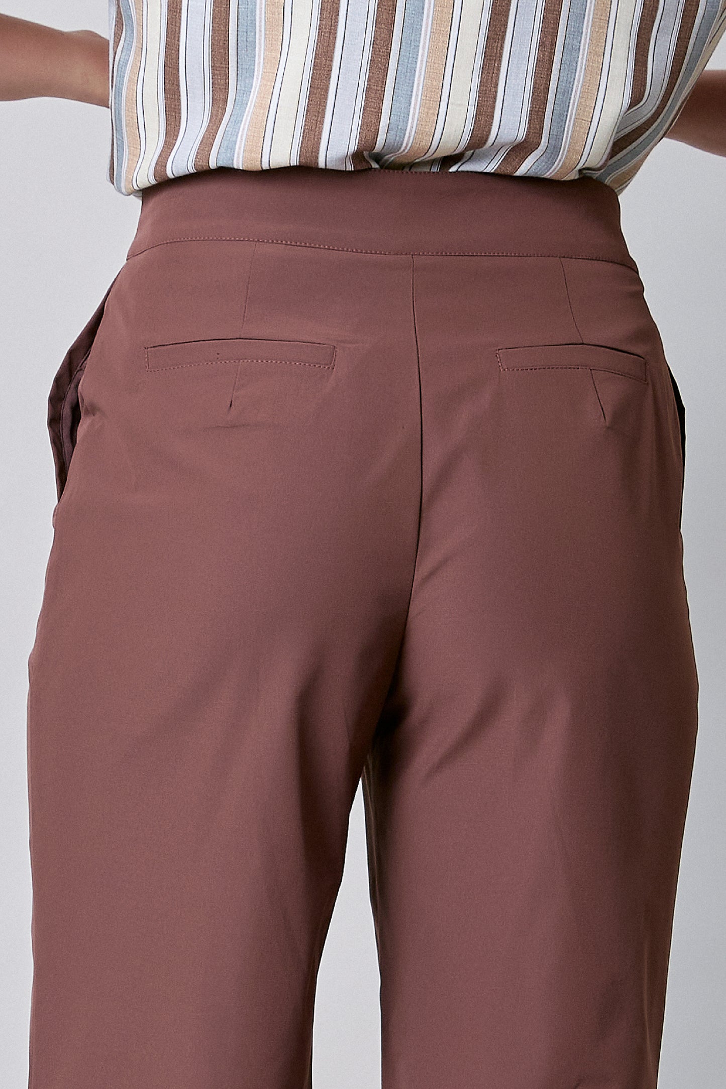 Pantalón amplio con dos botones en pretina 251056