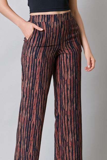 Pantalón amplio, resorte en pretina y estampado rayado 251057