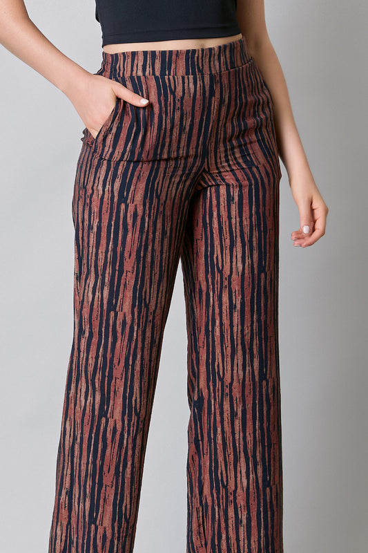 Pantalón amplio, resorte en pretina y estampado rayado 251057