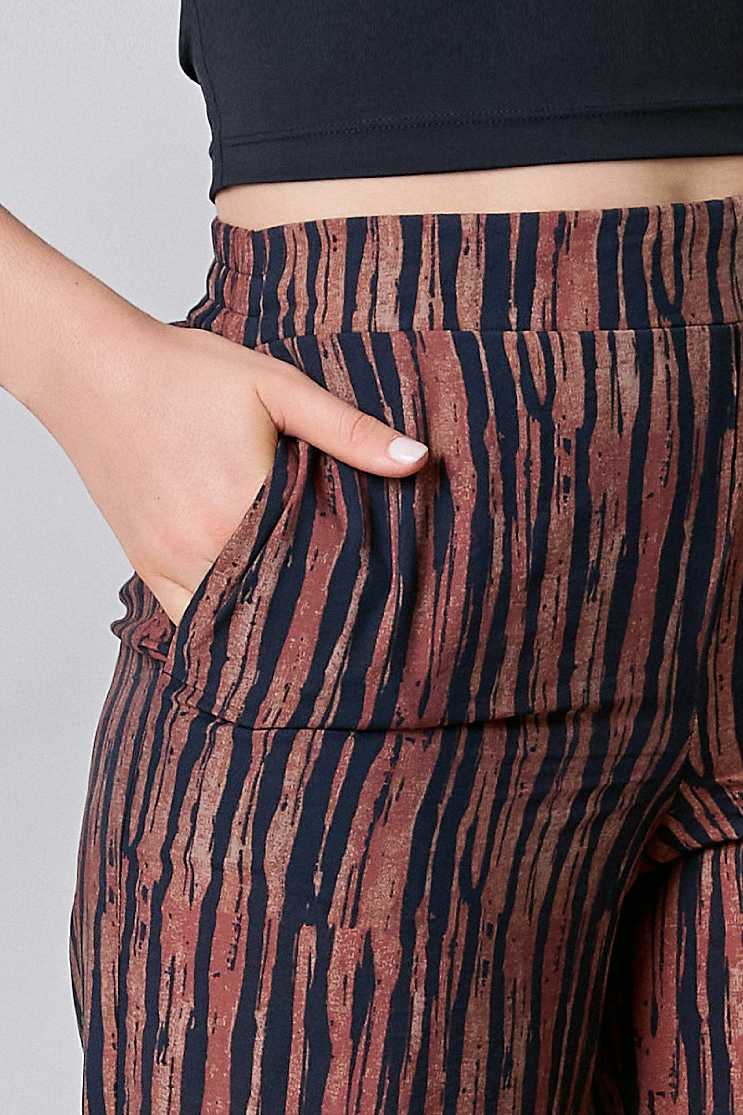 Pantalón amplio, resorte en pretina y estampado rayado 251057