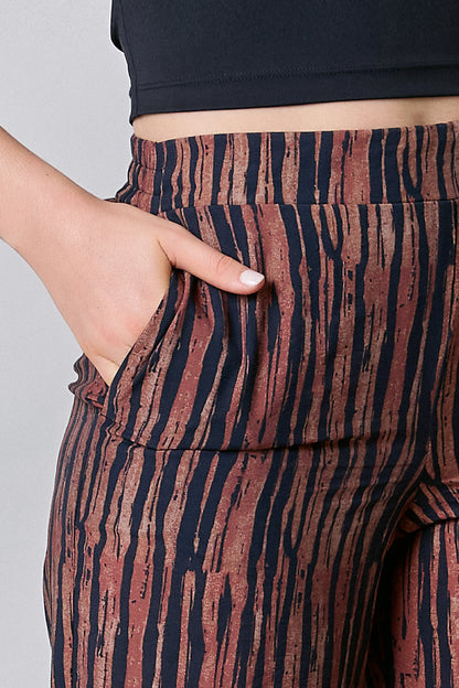 Pantalón amplio, resorte en pretina y estampado rayado 251057