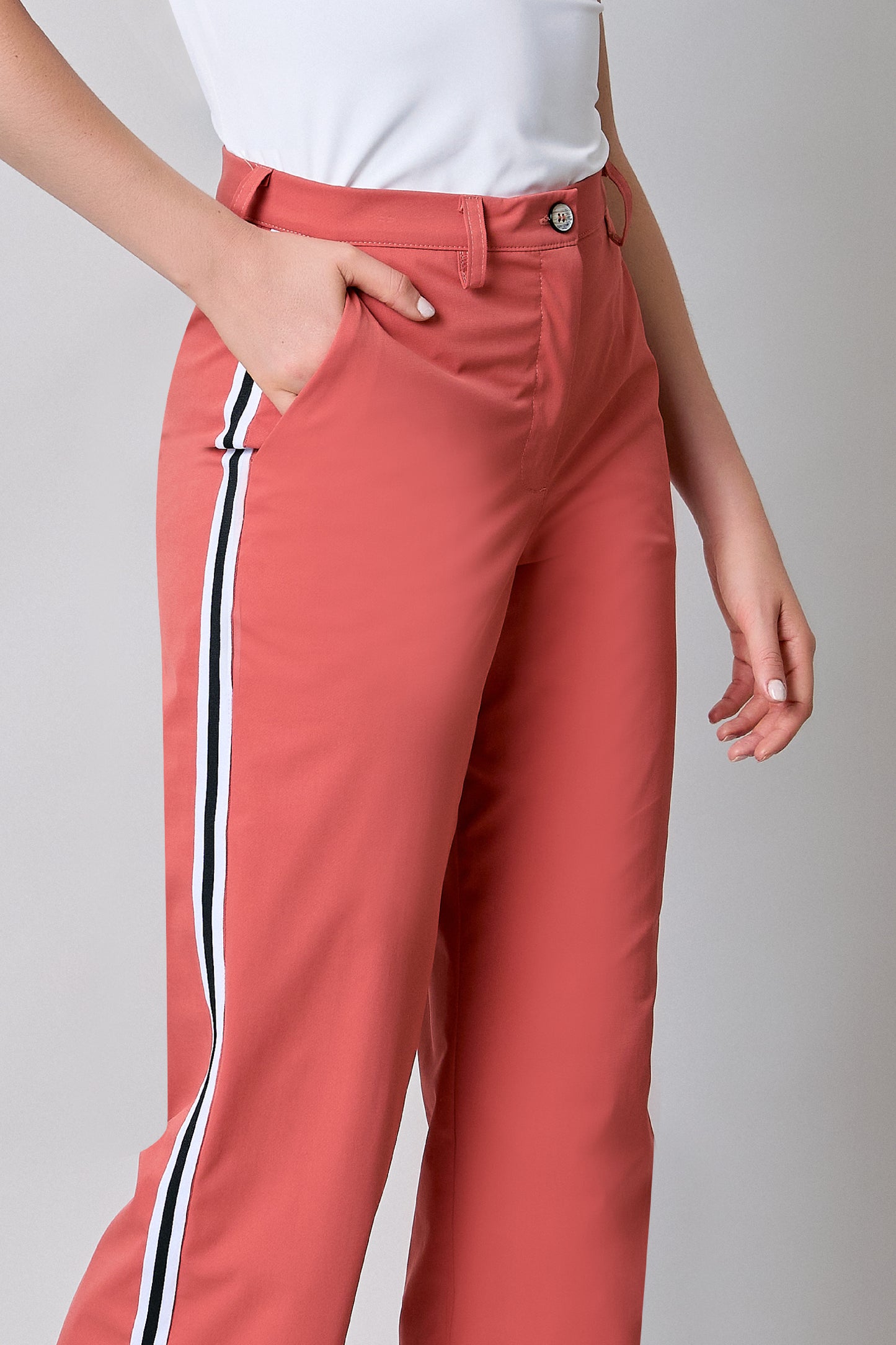 Pantalón tipo deportivo con franjas en costados 251058