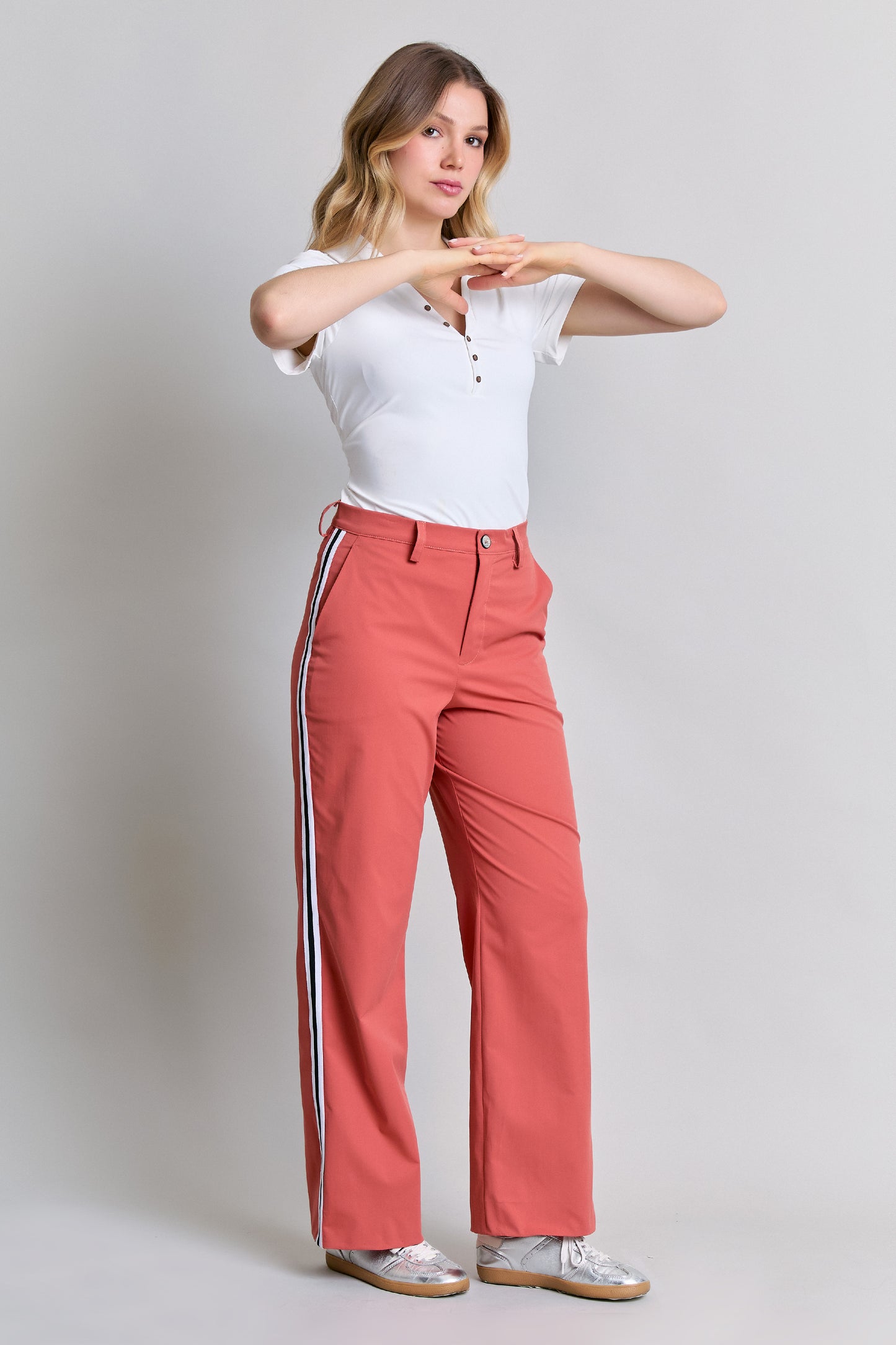 Pantalón tipo deportivo con franjas en costados 251058