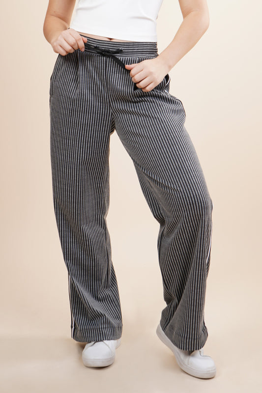Pantalón amplio de rayas con cinta en cintura 251083