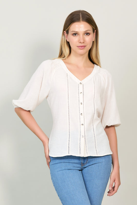 Blusa manga corta con cuello v y detalles en tela 252034