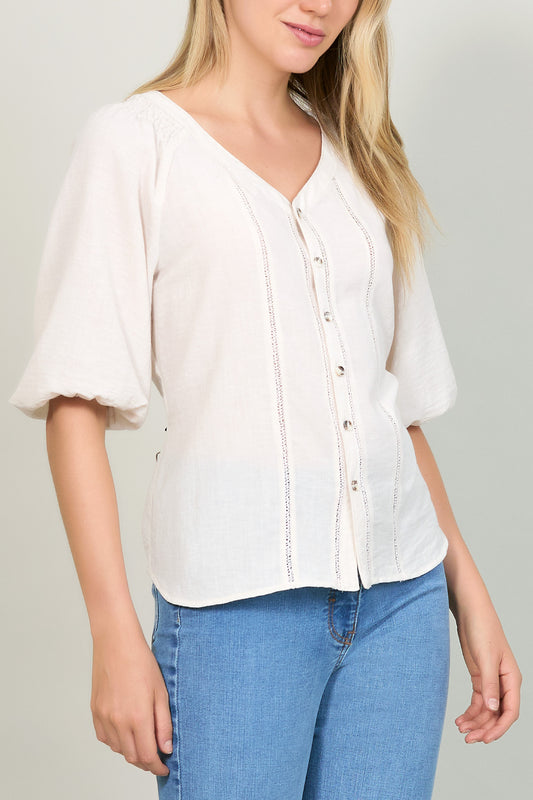 Blusa manga corta con cuello v y detalles en tela 252034