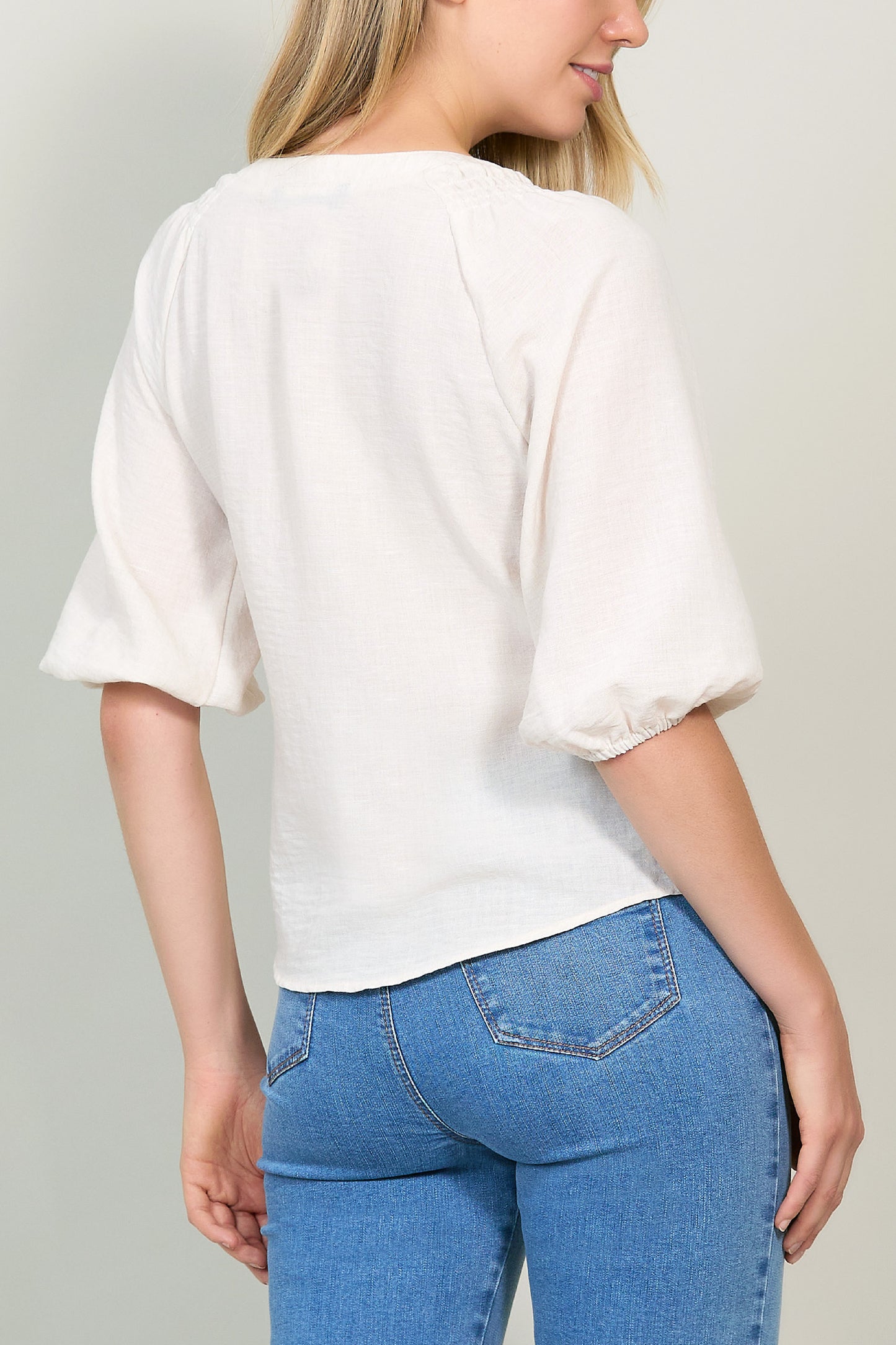 Blusa manga corta con cuello v y detalles en tela 252034