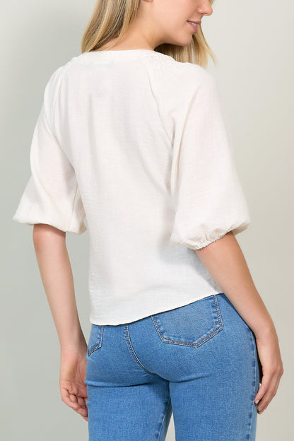 Blusa manga corta con cuello v y detalles en tela 252034