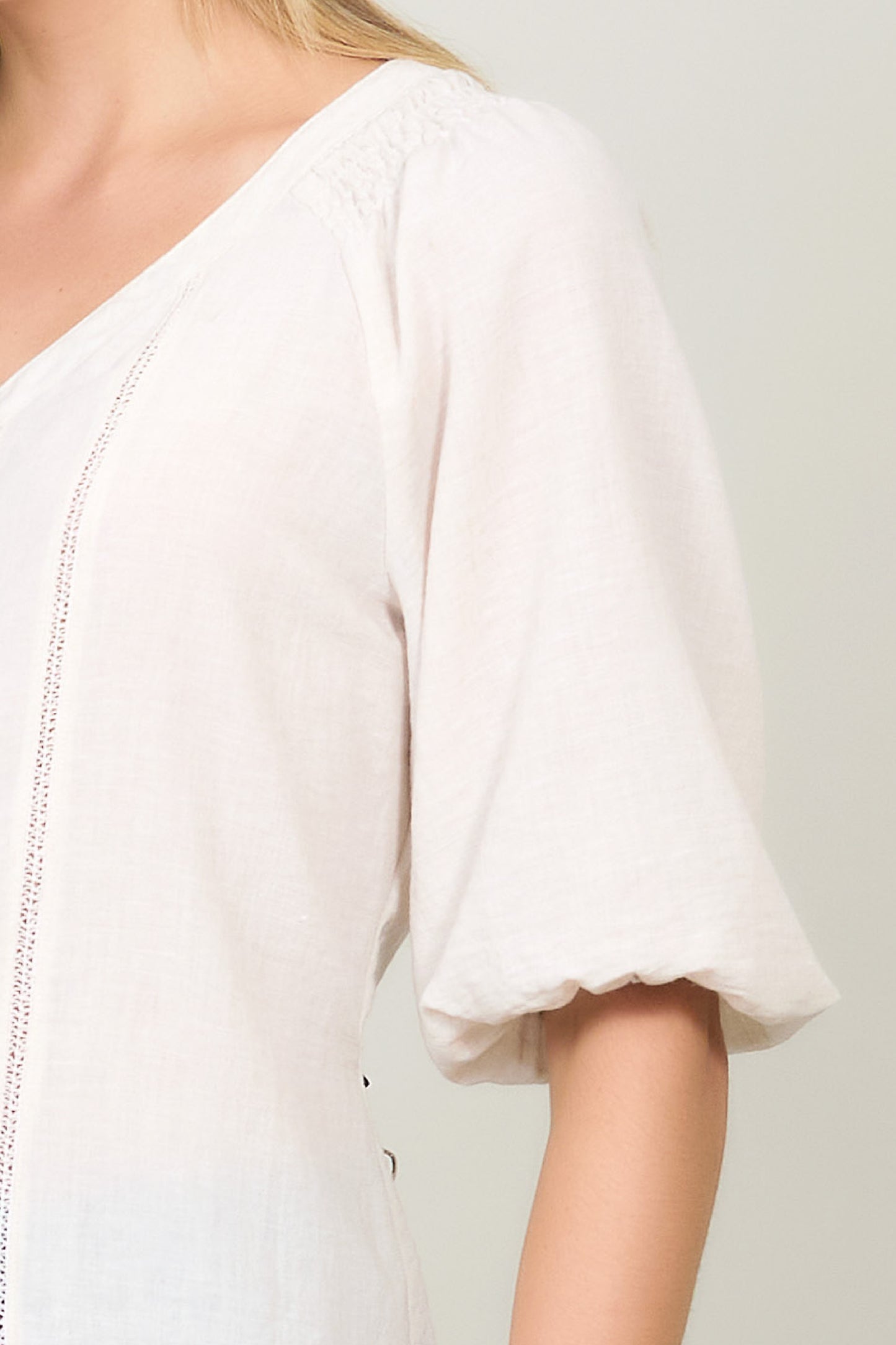 Blusa manga corta con cuello v y detalles en tela 252034