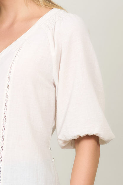 Blusa manga corta con cuello v y detalles en tela 252034