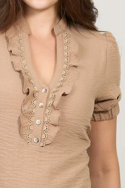 Blusa manga corta con olan y tira bordada 252043