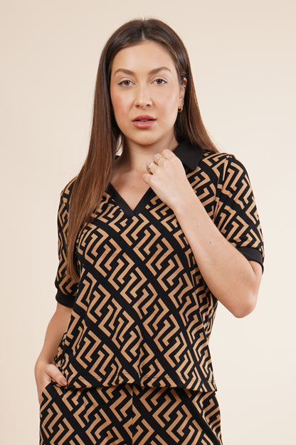 Blusa cuello en V, manga 3/4 con detalles en estampado 252067
