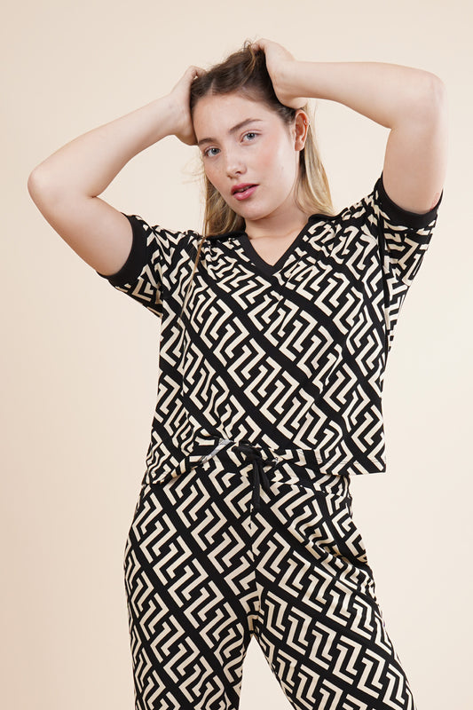 Blusa cuello en V, manga 3/4 con detalles en estampado 252067