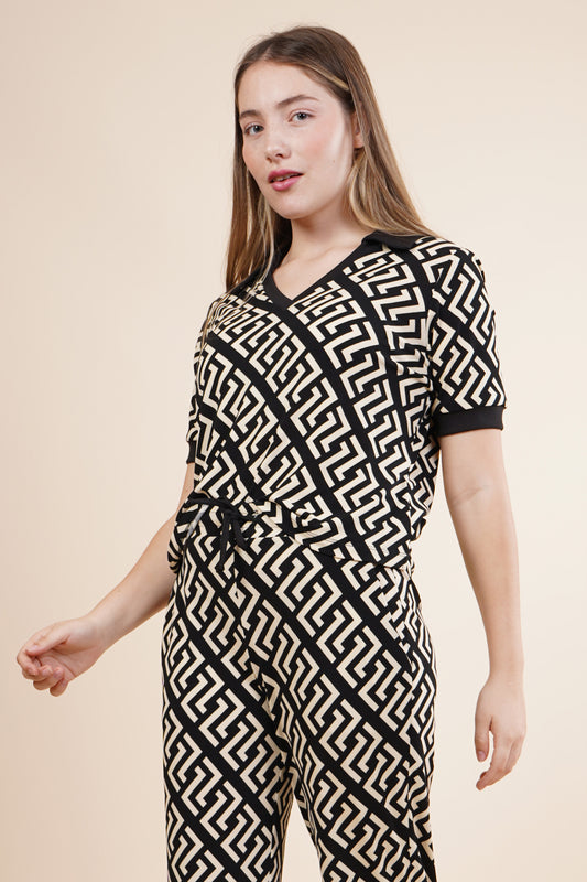 Blusa cuello en V, manga 3/4 con detalles en estampado 252067