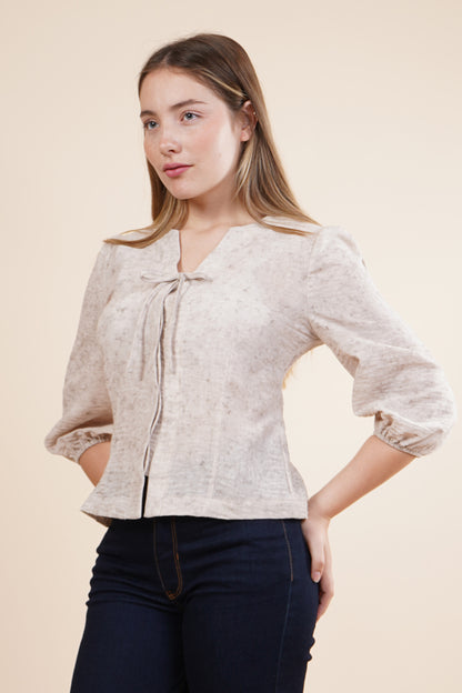 Blusa manga 3/4 con detalles y cuello en v con cinta 252070