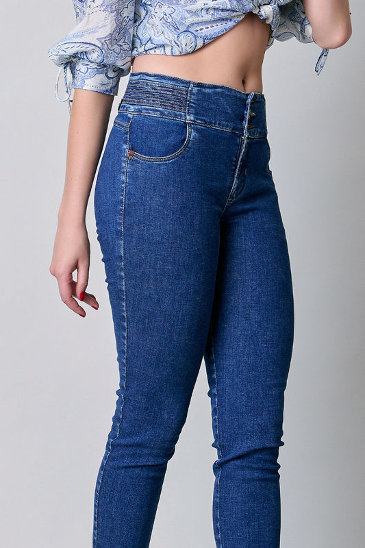 Jeans skinny con tres botones 256020