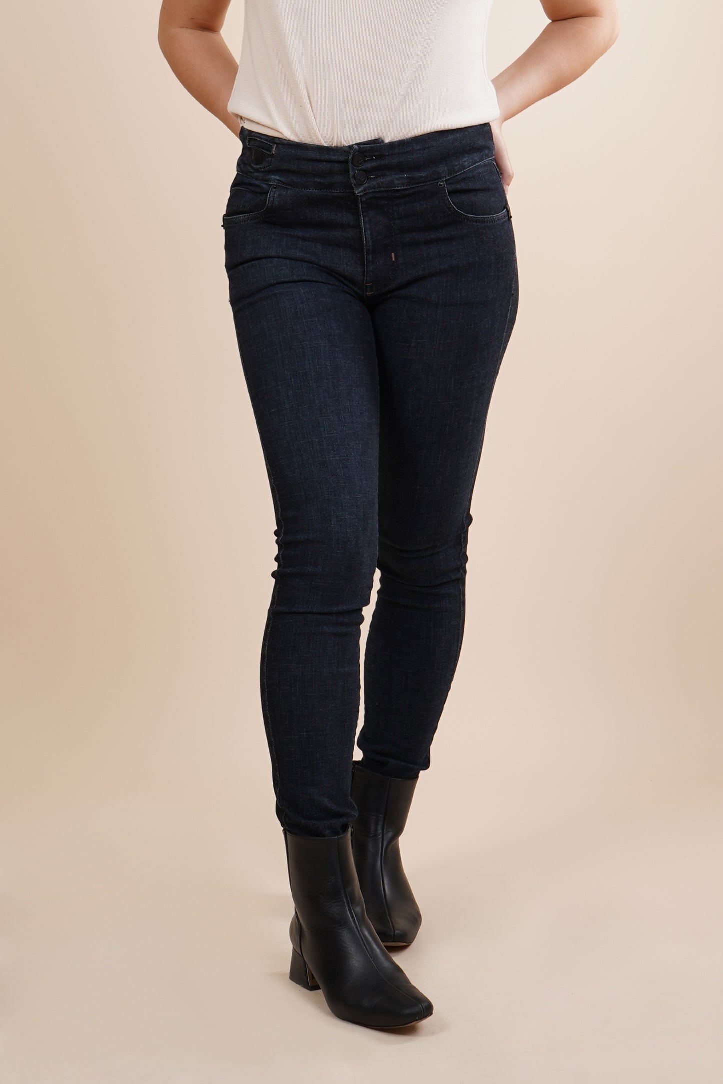 Jeans skinny cierre de dos botones 256021