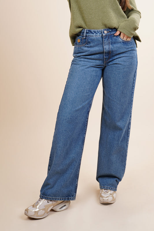 Jeans amplio con un solo botón 256028