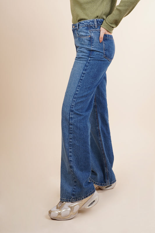 Jeans amplio con un solo botón 256028