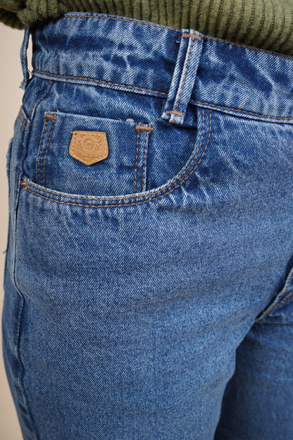 Jeans amplio con un solo botón 256028