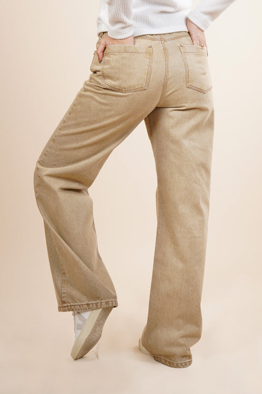 Jeans amplio con un solo botón 256029