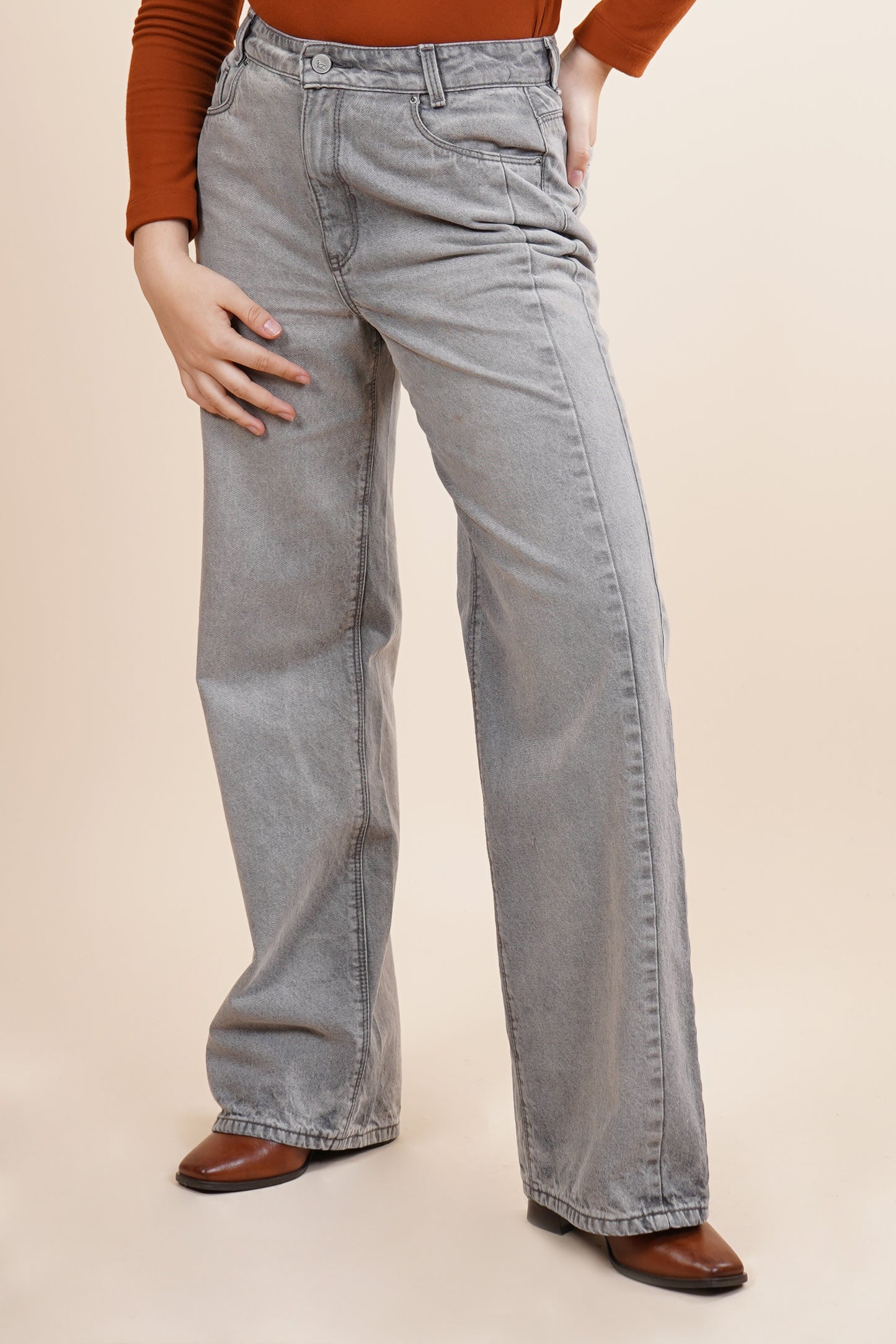 Jeans amplio con cierre de un botón 256030