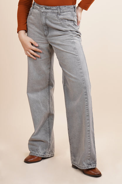 Jeans amplio con cierre de un botón 256030