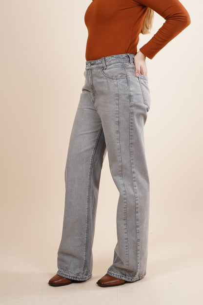 Jeans amplio con cierre de un botón 256030