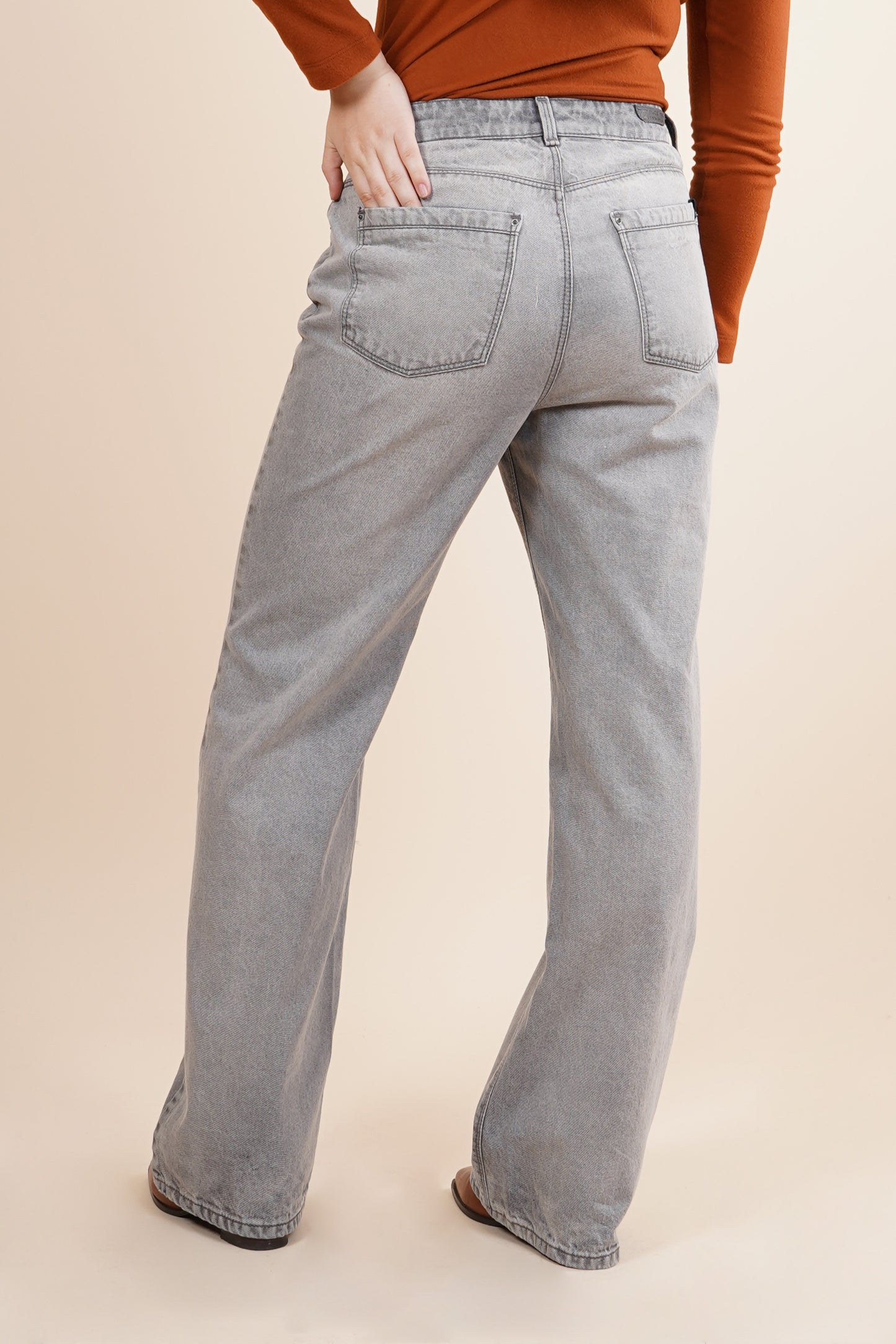 Jeans amplio con cierre de un botón 256030