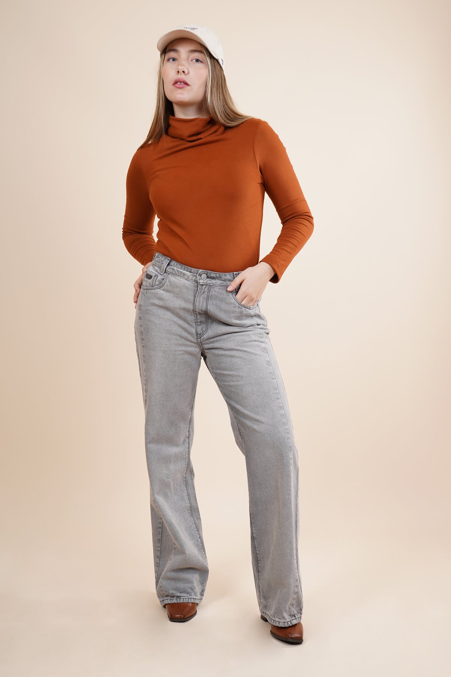 Jeans amplio con cierre de un botón 256030