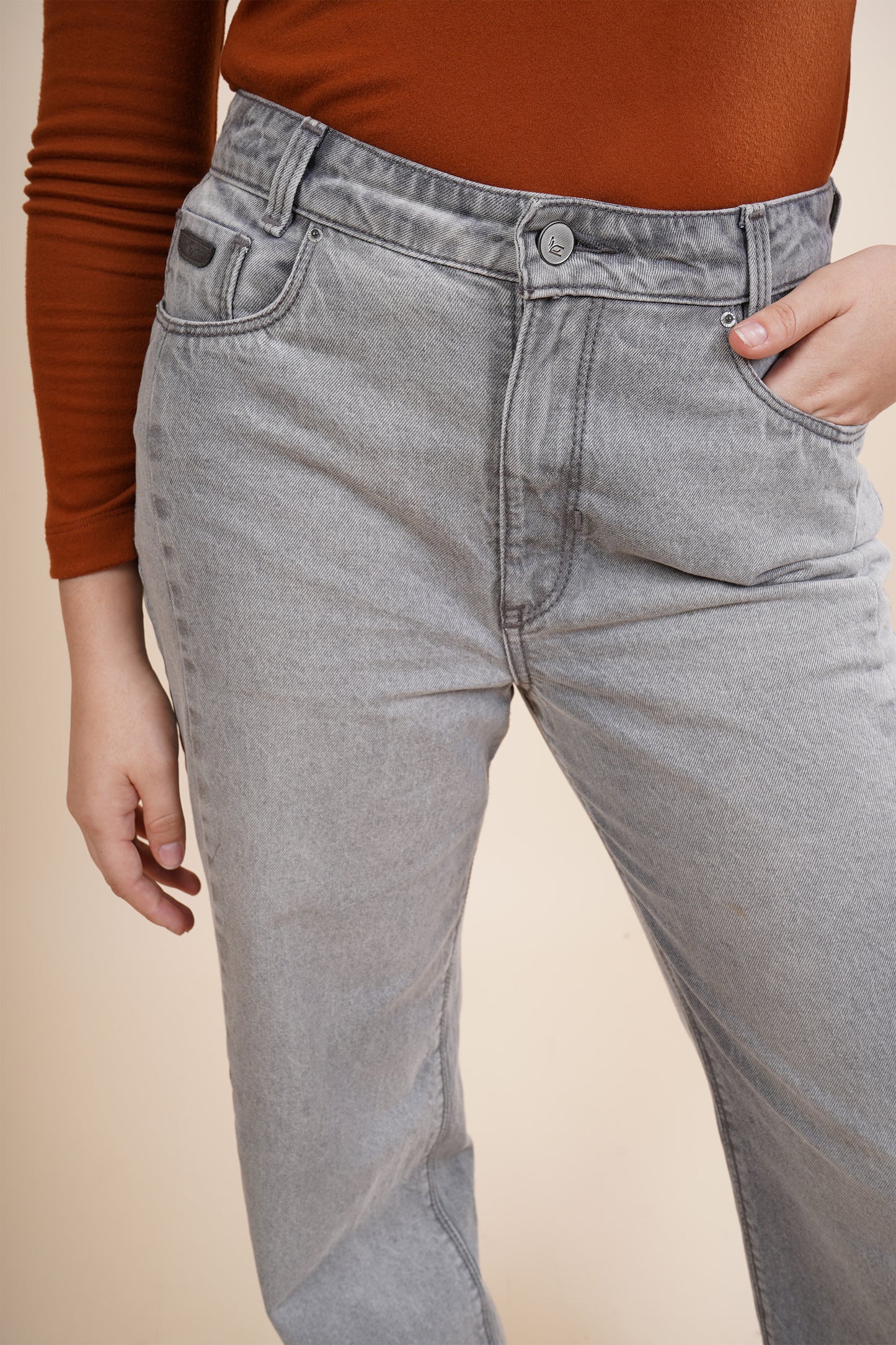 Jeans amplio con cierre de un botón 256030