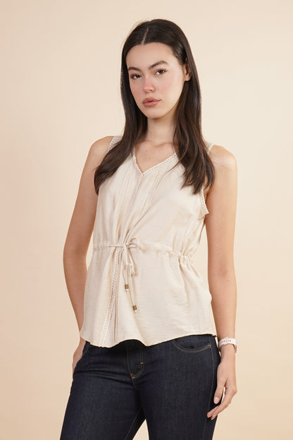 Blusa Crema Sin Mangas Con Cintura Ajustable