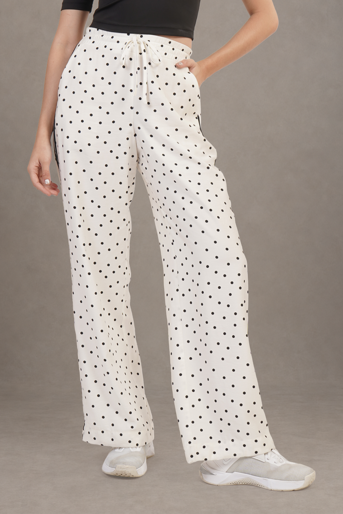 Pantalón Blanco Con Bolitas Negras