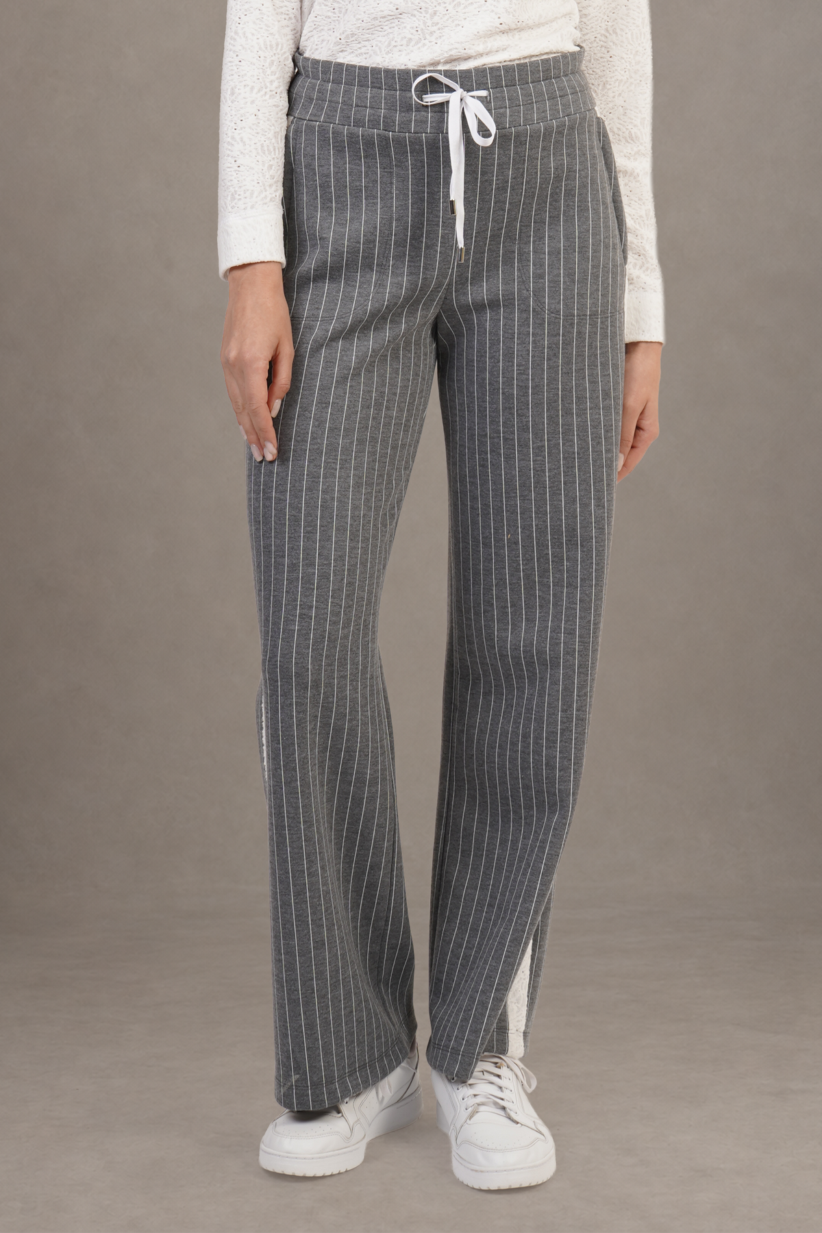 Pantalón Gris De Rayas Con Franjas Laterales