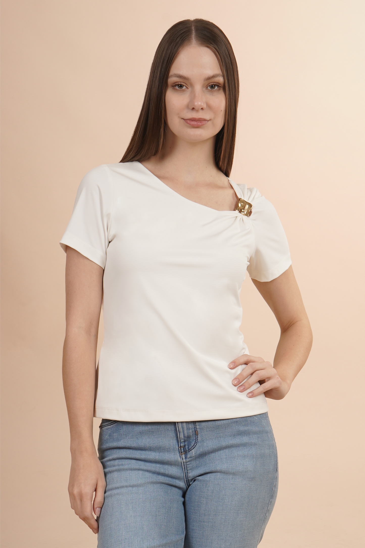Playera Blanca De Manga Corta Con Detalle Dorado