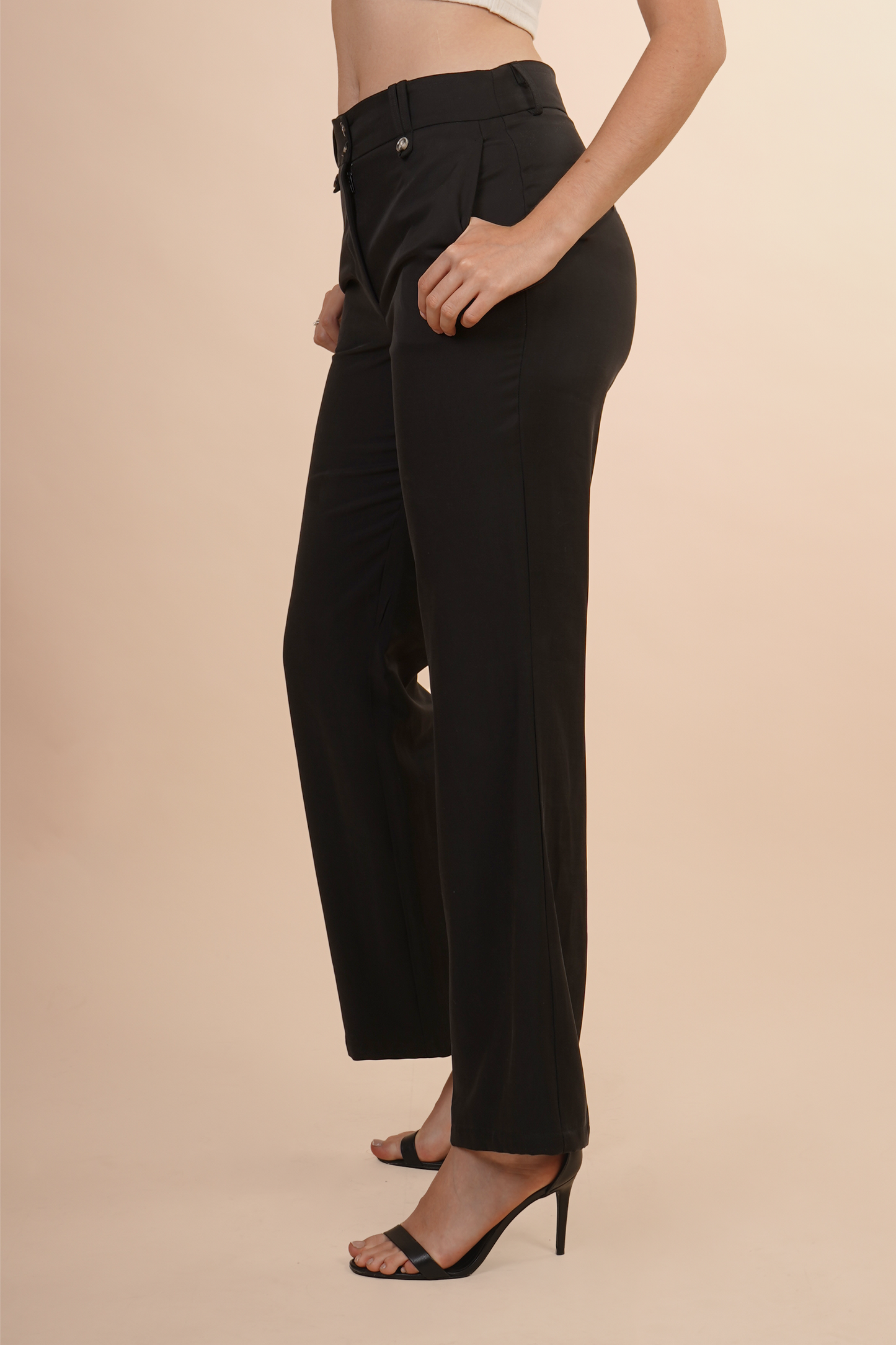 Pantalón recto con botones decorativos 261045
