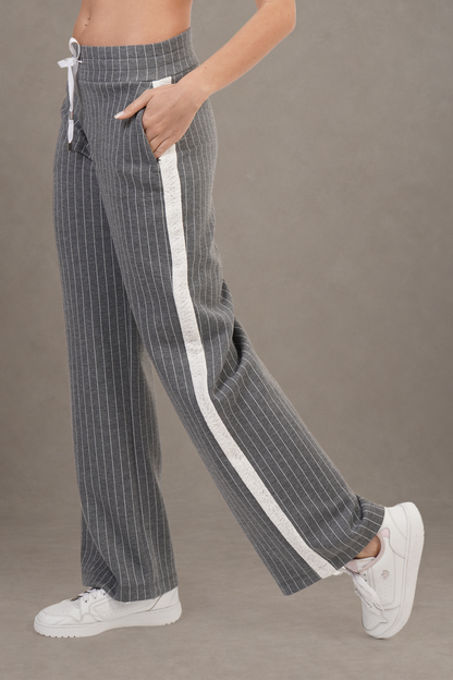 Pantalón Gris De Rayas Con Franjas Laterales