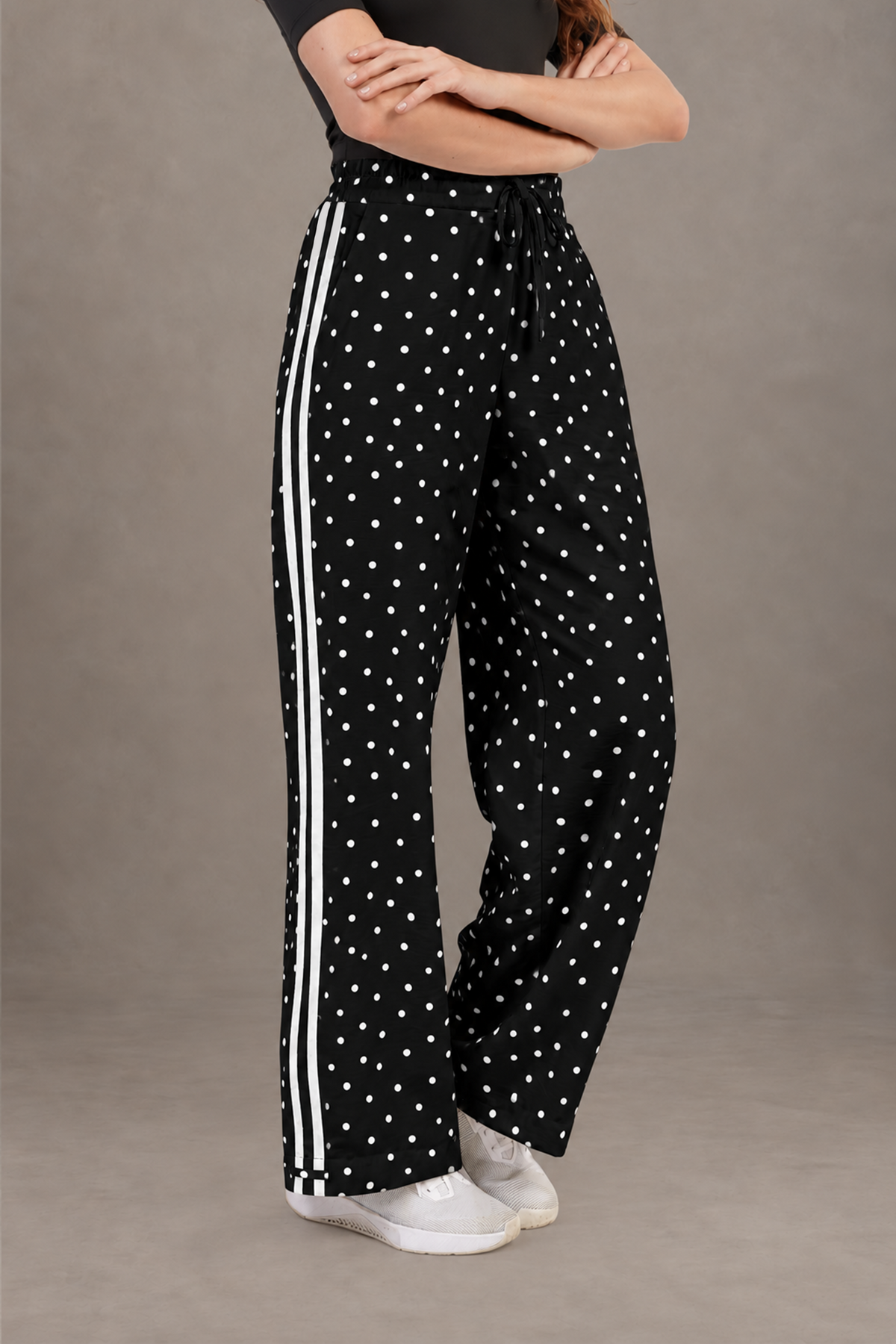 Pantalón Negro Con Bolitas Blancas