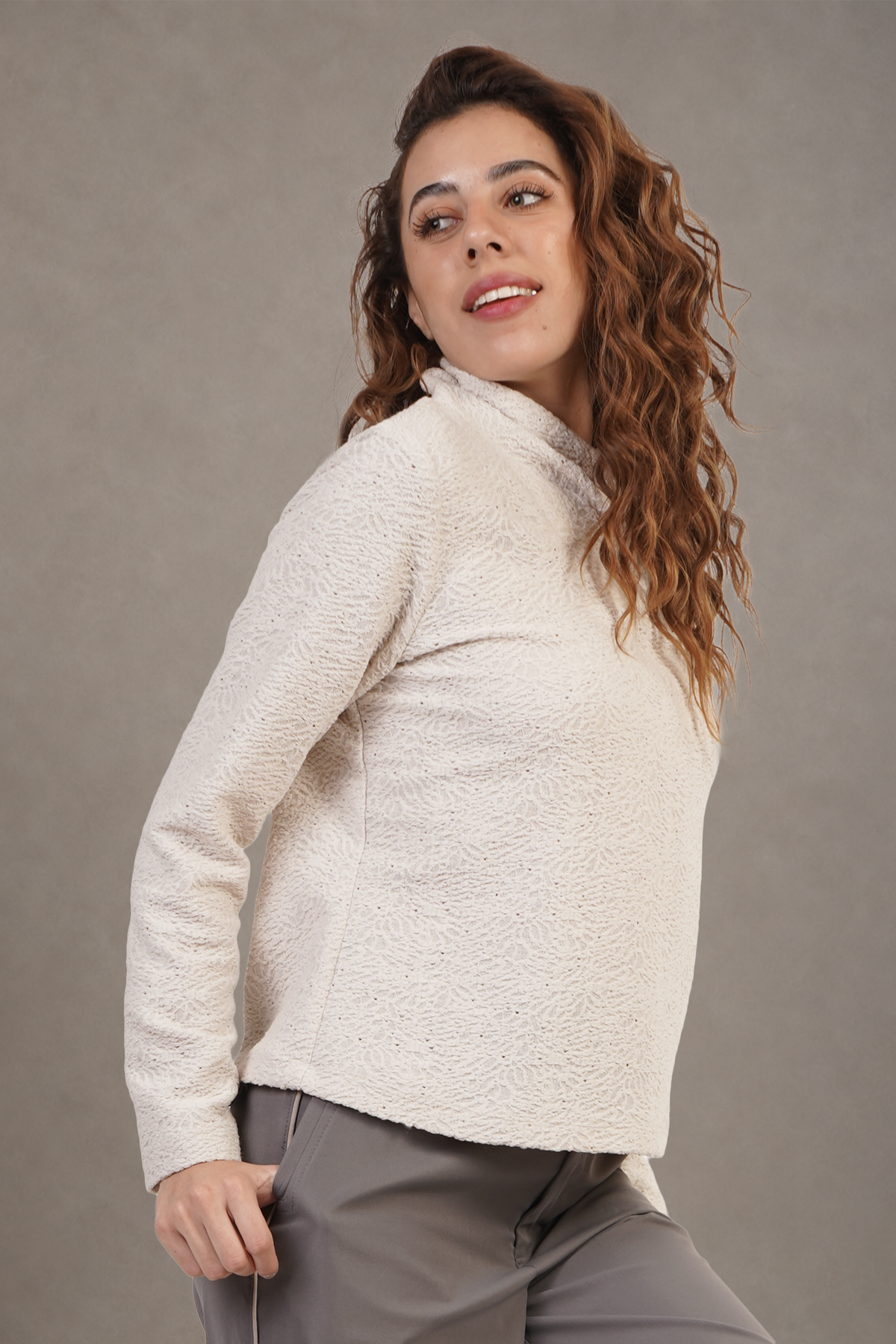 Blusa Marfil Con Cuello Alto Y Textura