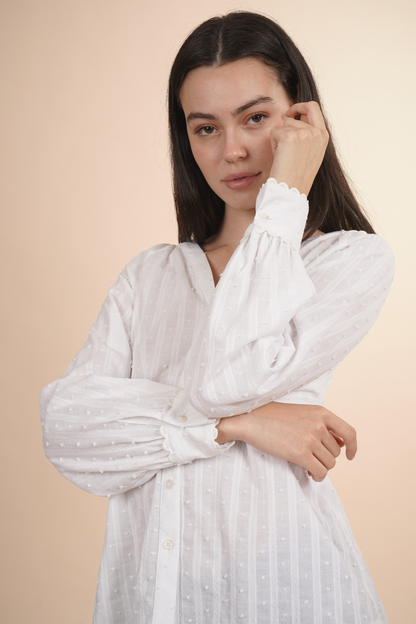 Blusa Blanca de Manga Larga con Textura y Botones