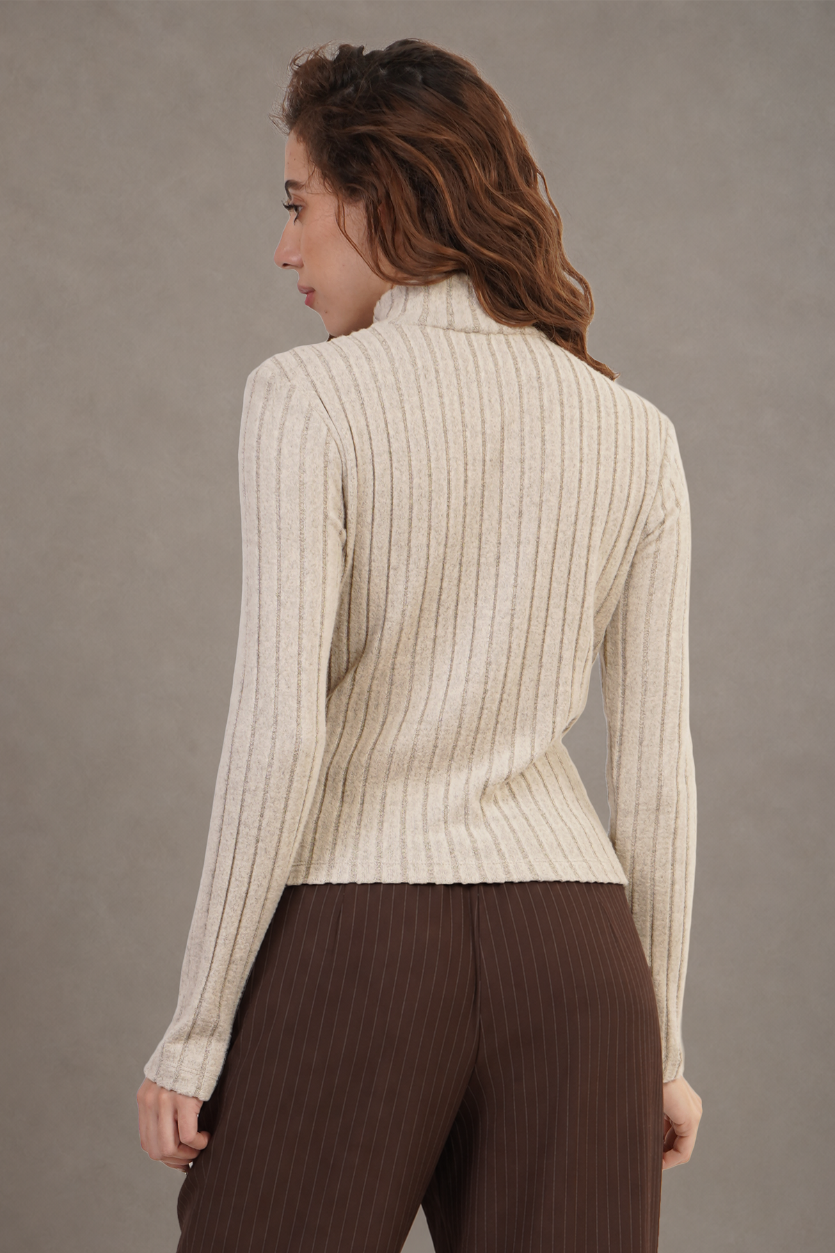 Blusa Beige De Punto Con Cuello Alto